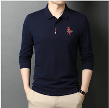 Camisa Comprida Polo Vogue Bordado Coreano Original -  (Você ganha o Relógio Minimalista de Brinde)